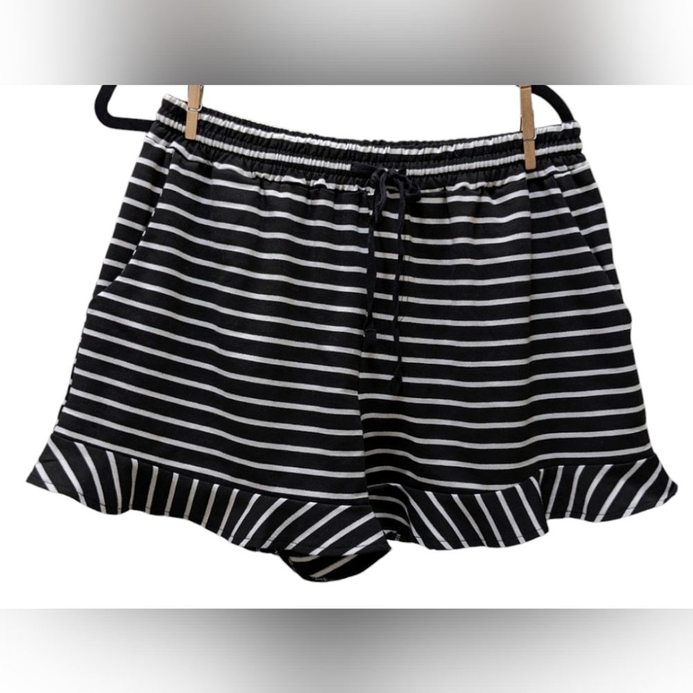 Casual Black and White Striped Pocketed Shorts Size XL